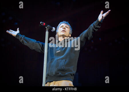 Iron Maiden, le groupe de heavy metal anglais, effectue un concert live à Telenor Arena d'Oslo. Ici le chanteur Bruce Dickinson est vu sur scène. La Norvège, 15/06 2016. Banque D'Images