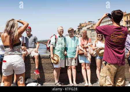 Les touristes ayant leur photo prise le Ponte Vecchio, Florence, Italie Banque D'Images