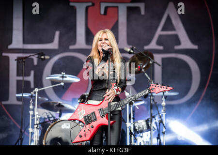 La chanteuse et guitariste américaine Lita Ford effectue un concert live au festival de musique suédois Sweden Rock Festival 2016. La Suède, 10/06 2016. Banque D'Images