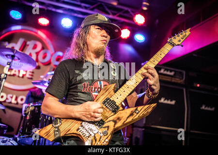 Norvège, Oslo - Août 2, 2017. Le groupe de heavy metal japonais Loudness effectue un concert live au Hard Rock Café à Oslo. Ici le guitariste Akira Takasaki est vu sur scène. Banque D'Images