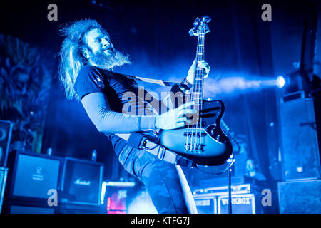 Mastodon, le groupe de metal américain, effectue un concert live à Sentrum Scene à Oslo. Ici le bassiste et chanteur Troy Sanders est représenté sur scène. La Norvège, 16/12 2014. Banque D'Images