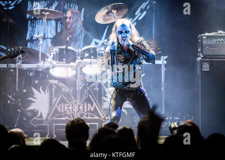 Le black metal suédois Nifelheim effectue un concert live de la Rockefeller dans le cadre du festival Inferno Metal Festival 2016 à Oslo. Ici le chanteur Hellbutcher est vu sur scène. La Norvège, 26/03 2016. Banque D'Images