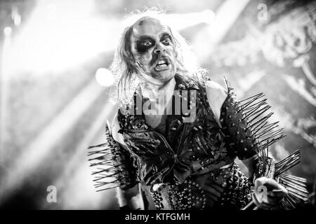 Le black metal suédois Nifelheim effectue un concert live de la Rockefeller dans le cadre du festival Inferno Metal Festival 2016 à Oslo. Ici le chanteur Hellbutcher est vu sur scène. La Norvège, 26/03 2016. Banque D'Images