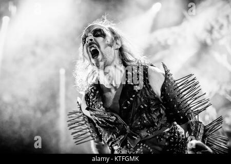 Le black metal suédois Nifelheim effectue un concert live de la Rockefeller dans le cadre du festival Inferno Metal Festival 2016 à Oslo. Ici le chanteur Hellbutcher est vu sur scène. La Norvège, 26/03 2016. Banque D'Images