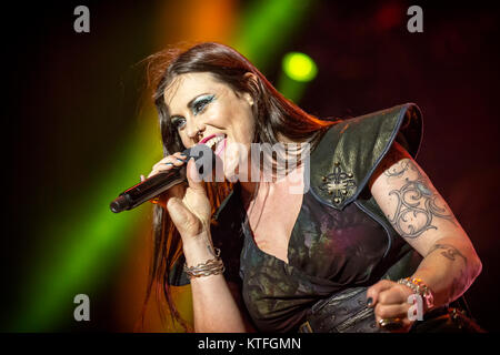 Nightwish, le groupe de metal symphonique finlandais, effectue un concert live au Swedish music festival Festival 2016 Bråvalla. Ici la chanteuse Floor Jansen est vu sur scène. La Suède, 02/07 2016. Banque D'Images