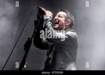 Le groupe de rock industriel américain Nine Inch Nails effectue un concert live à Oslo Spektrum. Chanteur et auteur-compositeur ici est Trent Reznor vu sur scène. La Norvège, 12/05 2014. Banque D'Images