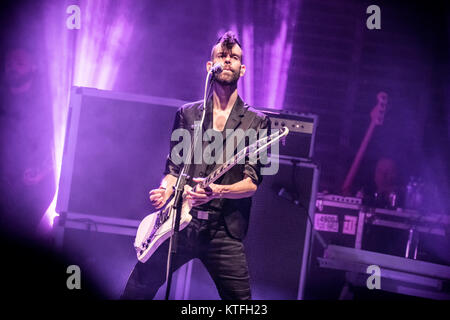 Le groupe de rock anglais Placebo effectue un concert live à Sentrum Scene à Oslo. Guitariste Stefan Olsdal ici est vu sur scène. La Norvège, 16/10 2016. Banque D'Images