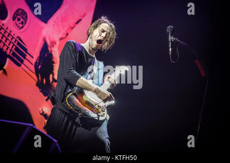 Le groupe de rock américain Red Hot Chili Peppers effectue un concert live au stade Orange à Telenor Arena d'Oslo. Ici guitariste Josh Klinghoffer est vu sur scène. La Norvège, 08/09 2016. Banque D'Images