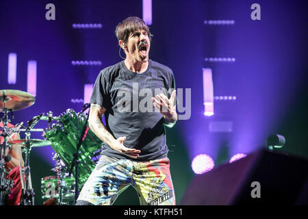 Le groupe de rock américain Red Hot Chili Peppers effectue un concert live au stade Orange à Telenor Arena d'Oslo. Ici le chanteur et auteur-compositeur Anthony Kiedis est vu sur scène. La Norvège, 08/09 2016. Banque D'Images