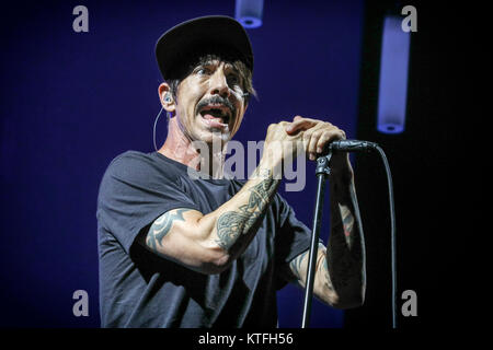 Le groupe de rock américain Red Hot Chili Peppers effectue un concert live au stade Orange à Telenor Arena d'Oslo. Ici le chanteur et auteur-compositeur Anthony Kiedis est vu sur scène. La Norvège, 08/09 2016. Banque D'Images