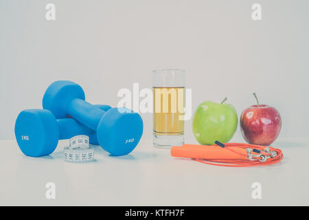 Le concept d'une saine alimentation. Petits haltères. Le jus de pomme. La corde à sauter. Pomme verte. Red Apple. sur un fond blanc. mode de vie sain. le sport. Alimentaire de remise en forme. Banque D'Images