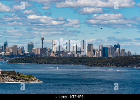 Une vue sur le port vers le centre de Sydney, depuis l'entrée à North Head en Nouvelle-Galles du Sud, Australie Banque D'Images
