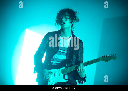 Le groupe de rock indépendant Anglais Le 1975 effectue un concert live à Oslo Spektrum. Ici le chanteur Matthew Healy est vu sur scène. La Norvège, 05/04 2016. Banque D'Images