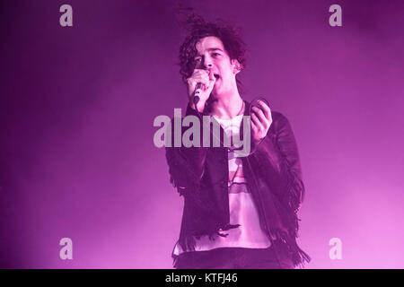 Le groupe de rock indépendant Anglais Le 1975 effectue un concert live à Oslo Spektrum. Ici le chanteur Matthew Healy est vu sur scène. La Norvège, 05/04 2016. Banque D'Images