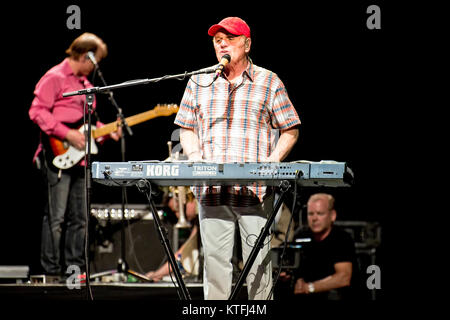 Le groupe de rock américain The Beach Boys effectue un concert live à Oslo Spektrum. Ici chanteur, auteur-compositeur et musicien Bruce Johnston est vu sur scène. La Norvège, 31/07 2012. Banque D'Images