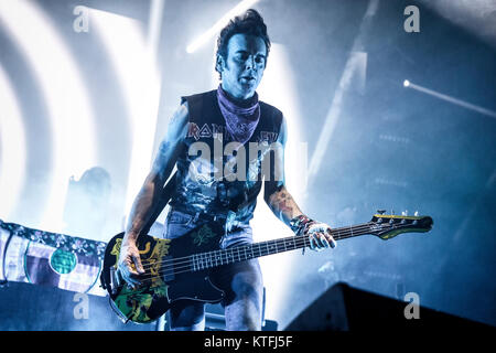 Le groupe de rock anglais The Cure effectue un concert live à Oslo Spektrum. Ici bassiste Simon Gallup est vu sur scène. La Norvège, 11/10 2016. Banque D'Images