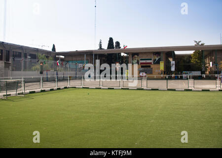 Téhéran, Iran - NOVEMBRE 2017 : bâtiment scolaire typique avec l'herbe tribunal à Téhéran, la capitale de l'Iran Banque D'Images