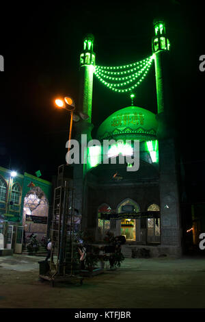 KASHAN, IRAN - NOVEMBRE 2017 : l'une des mosquées dans le bazar de Kashan en Iran central pendant la nuit Banque D'Images