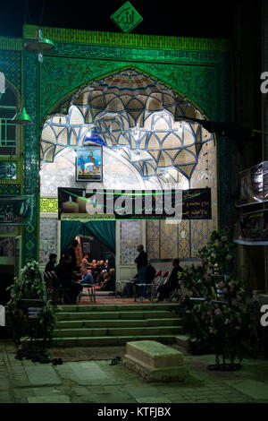 KASHAN, IRAN - NOVEMBRE 2017 : l'une des mosquées dans le bazar de Kashan en Iran central pendant la nuit Banque D'Images