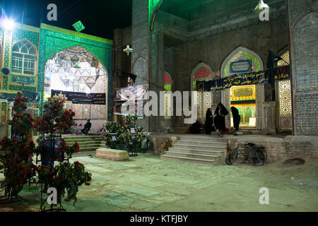 KASHAN, IRAN - NOVEMBRE 2017 : l'une des mosquées dans le bazar de Kashan en Iran central pendant la nuit Banque D'Images