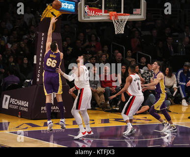 Los Angeles, CA, USA. 26Th Dec 2017. Los Angeles Lakers Andrew Bogut qui centre (66) tir pendant la première moitié de la Portland Trail Blazers vs Los Angeles Lakers au Staples Center le 23 décembre 2017. (Photo par Jevone Moore/Cal Sport Media Network Television (veuillez contacter votre représentant des ventes pour l'utilisation de la télévision. Credit : csm/Alamy Live News Banque D'Images