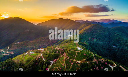 Beijing, Chine. Déc 16, 2017. Photos prises le 16 décembre 2017 montre le paysage de Cherry Valley sur la montagne au coucher du soleil à Wuliang Yi comté autonome de Nanjian, sud-ouest de la province chinoise du Yunnan. Credit : Hu Chao/Xinhua/Alamy Live News Banque D'Images