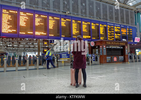 Glasgow, Scotland, UK 24 décembre.La gare centrale de Glasgow s'affiche vide avec aucun last minute la ruée de Noël comme eve est un dimanche et l'incertitude de train. Gerard crédit Ferry/Alamy news Banque D'Images