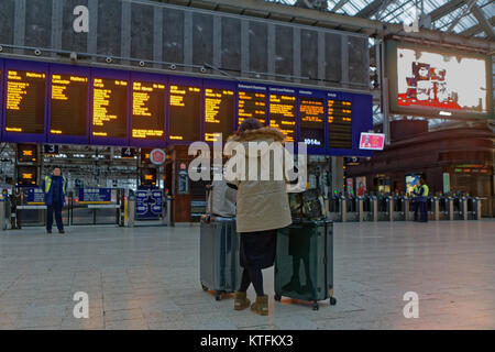 Glasgow, Scotland, UK 24 décembre.La gare centrale de Glasgow s'affiche vide avec aucun last minute la ruée de Noël comme eve est un dimanche et l'incertitude de train. Gerard crédit Ferry/Alamy news Banque D'Images