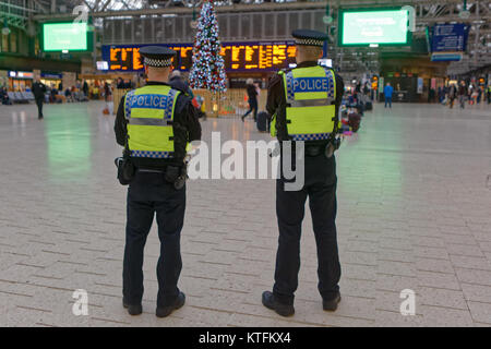 Glasgow, Scotland, UK 24 décembre.La gare centrale de Glasgow s'affiche vide la police des transports avec la ruée de Noël de dernière minute comme eve est un dimanche et l'incertitude de train. Gerard crédit Ferry/Alamy news Banque D'Images