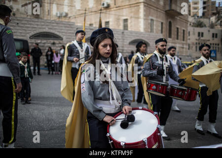 Bethléem, dans les territoires palestiniens. Le 24 décembre, 2017. Les scouts palestiniens effectuer à l'extérieur de l'église de la Nativité, pendant les fêtes de Noël dans la ville cisjordanienne de Bethléem, 24 décembre 2017. Credit : Ilia Efimovitch/dpa/Alamy Live News Banque D'Images