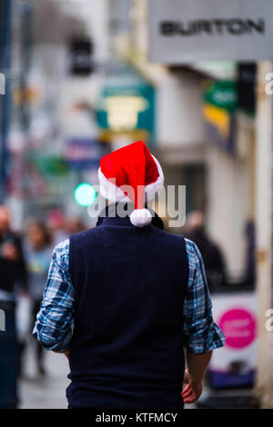 Pays de Galles Aberystwyth UK, la veille de Noël, dimanche 24 décembre 2017 UK Weather : Les gens faisant leurs courses de dernière minute à Aberystwyth au Pays de Galles sur un doux , mais remarquablement couvert et humide, la veille de Noël . Les températures au-dessus de l'OFG UK sera dans la gamme 10-12ºC aujourd'hui, avant de tourner et un vent froid beaucoup plus tard dans la semaine Photo © Keith Morris Crédit : Keith morris/Alamy Live News Banque D'Images