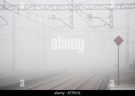 S'Agaró, Espagne. 24 Décembre, 2017. Un épais brouillard couvrir la ligne de chemin de fer - Gijon Oviedo au Lugo de Llanera gare le 24 décembre 2017 dans les Asturies, en Espagne. ©david Gato/Alamy Live News Banque D'Images