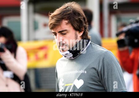 S'Agaró, Espagne. 24 Décembre, 2017. Pilote automobile espagnol, Fernando Alonso, s'exécute au cours d'une course solidaire avec des centaines de personnes à Fernando Alonso sur circuit, le 24 décembre 2017 dans les Asturies, en Espagne. ©david Gato/Alamy Live News Banque D'Images