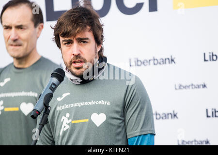 S'Agaró, Espagne. 24 Décembre, 2017. Pilote automobile espagnol, Fernando Alonso, s'exécute au cours d'une course solidaire avec des centaines de personnes à Fernando Alonso sur circuit, le 24 décembre 2017 dans les Asturies, en Espagne. ©david Gato/Alamy Live News Banque D'Images