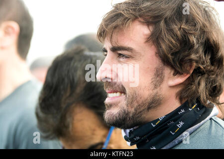 S'Agaró, Espagne. 24 Décembre, 2017. Pilote automobile espagnol, Fernando Alonso, s'exécute au cours d'une course solidaire avec des centaines de personnes à Fernando Alonso sur circuit, le 24 décembre 2017 dans les Asturies, en Espagne. ©david Gato/Alamy Live News Banque D'Images