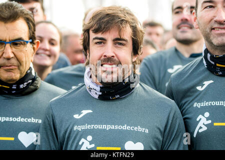 S'Agaró, Espagne. 24 Décembre, 2017. Pilote automobile espagnol, Fernando Alonso, s'exécute au cours d'une course solidaire avec des centaines de personnes à Fernando Alonso sur circuit, le 24 décembre 2017 dans les Asturies, en Espagne. ©david Gato/Alamy Live News Banque D'Images