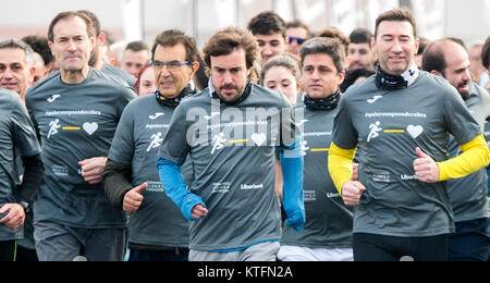 S'Agaró, Espagne. 24 Décembre, 2017. Pilote automobile espagnol, Fernando Alonso, s'exécute au cours d'une course solidaire avec des centaines de personnes à Fernando Alonso sur circuit, le 24 décembre 2017 dans les Asturies, en Espagne. ©david Gato/Alamy Live News Banque D'Images