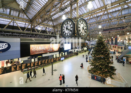 London UK. 24 décembre 2017. La gare de Waterloo se sent moins de monde par rapport aux jours précédents, comme les derniers vacanciers se préparent à rentrer chez eux pour Noël Crédit : amer ghazzal/Alamy Live News Banque D'Images