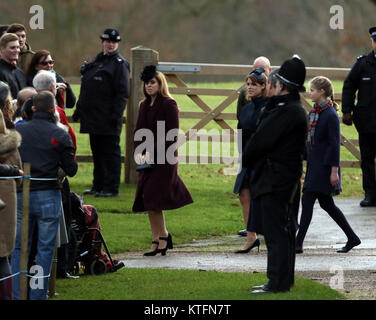 Norfolk, Royaume-Uni. Le 24 décembre, 2017. Princesse Béatrice, gauche, la Princesse Eugénie, de quitter l'Eglise Sainte-marie Madeleine de dimanche matin, la veille de Noël, à Sandringham, Norfolk, le 24 décembre 2017. Crédit : Paul Marriott/Alamy Live News Banque D'Images