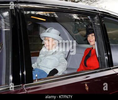 Norfolk, Royaume-Uni. Le 24 décembre, 2017. Sa Majesté la Reine Elizabeth II et Sophie, comtesse de Wessex, laissez le Eglise Sainte-marie Madeleine de dimanche matin, la veille de Noël, à Sandringham, Norfolk, le 24 décembre 2017. Crédit : Paul Marriott/Alamy Live News Banque D'Images