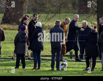 Norfolk, Royaume-Uni. Le 24 décembre, 2017. L-R : La princesse Eugenie, automne Phillips, Peter Phillips, le Prince Philip, duc d'Édimbourg, et Prince Andrew (Duc de York), arrivent pour l'Eglise Sainte-marie Madeleine de dimanche matin, la veille de Noël, à Sandringham, Norfolk, le 24 décembre 2017. Crédit : Paul Marriott/Alamy Live News Banque D'Images