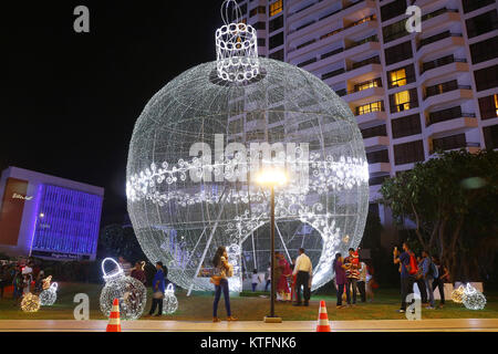 Colombo, Sri Lanka. Le 24 décembre, 2017. Vu les gens marcher autour d'un noël Decorationsin del colombo Sri Lanka. 24 décembre 2017 : Crédit Vimukthi Embuldeniya/Alamy Live News Banque D'Images