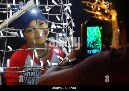 Colombo, Sri Lanka. Le 24 décembre, 2017. Père de prendre une photographie au salon de décoration de Noël , Colombo, Sri Lanka.Décembre 24,2017 : Crédit Vimukthi Embuldeniya/Alamy Live News Banque D'Images