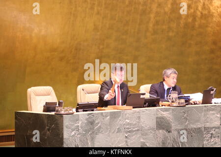 Nations Unies, New York, USA. Le 24 décembre, 2017. Le Président de l'Assemblée générale des Nations Unies, M. Miroslav Lajcak gavels approbation d'un budget de 5 milliards de dollars, avant d'afficher d'arbre de vacances. Photo : Matthew Russell Lee / Inner City Press Banque D'Images