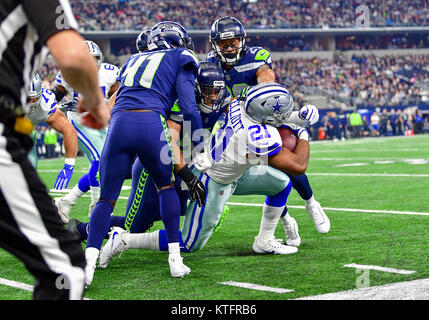 Arlington, Texas, USA. Le 24 décembre, 2017. Décembre 24th, 2017 :.running back Dallas Cowboys Ézéchiel Elliott (21) porte la balle comme il est abordé par les Seattle Seahawks linebacker Bobby Wagner (54) et Seattle Seahawks coffre Earl Thomas (29) au cours d'un match de football américain NFL entre les Seahawks de Seattle et Dallas Cowboys à AT&T Stadium à Arlington, au Texas. Manny Flores/CSM Crédit : Cal Sport Media/Alamy Live News Banque D'Images