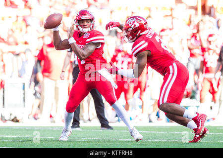 Honolulu, Hawaii. Le 24 décembre, 2017. 24 décembre 2017 - le quart-arrière des Cougars de Houston D'Eriq King # 4 passe le ballon au cours de l'action entre les fresno State Bulldogs et le Houston Cougers au 2017 Pennsylvania bol sur le champ d'Hawaiian Airlines à l'Aloha Stadium d'Honolulu, HI. Glenn Yoza/ crédit CSM : Cal Sport Media/Alamy Live News Banque D'Images