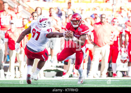 Honolulu, Hawaii. Le 24 décembre, 2017. 24 décembre 2017 - le quart-arrière des Cougars de Houston D'Eriq King # 4 courses pour une première au cours de l'action entre les fresno State Bulldogs et le Houston Cougers au 2017 Pennsylvania bol sur le champ d'Hawaiian Airlines à l'Aloha Stadium d'Honolulu, HI. Glenn Yoza/ crédit CSM : Cal Sport Media/Alamy Live News Banque D'Images