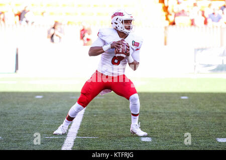 Honolulu, Hawaii. Le 24 décembre, 2017. 24 décembre 2017 - Fresno State Bulldogs quarterback Marcus # 6 McMaryion revient à passer au cours de l'action entre les fresno State Bulldogs et le Houston Cougers au 2017 Pennsylvania bol sur le champ d'Hawaiian Airlines à l'Aloha Stadium d'Honolulu, HI. Glenn Yoza/ crédit CSM : Cal Sport Media/Alamy Live News Banque D'Images