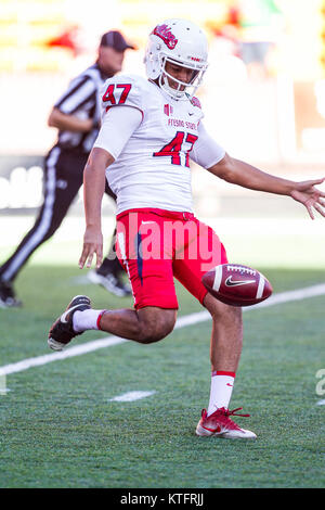 Honolulu, Hawaii. Le 24 décembre, 2017. 24 décembre 2017 - Fresno State Bulldogs punter Blake Cusick # 47 plates la balle au cours de l'action entre les fresno State Bulldogs et le Houston Cougers au 2017 Pennsylvania bol sur le champ d'Hawaiian Airlines à l'Aloha Stadium d'Honolulu, HI. Glenn Yoza/ crédit CSM : Cal Sport Media/Alamy Live News Banque D'Images