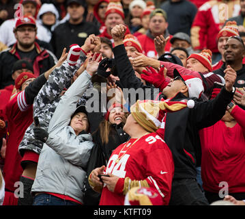 Santa Clara, Californie, États-Unis. Le 24 décembre, 2017. Atteindre des fans pour un t-shirt tiré dans la foule par la mascotte du 49er, Sourdough Sam, lors d'un match de la NFL entre les Jacksonville Jaguars et les San Francisco 49ers à l'Levi's Stadium à Santa Clara, en Californie. Valerie Shoaps/CSM/Alamy Live News Banque D'Images